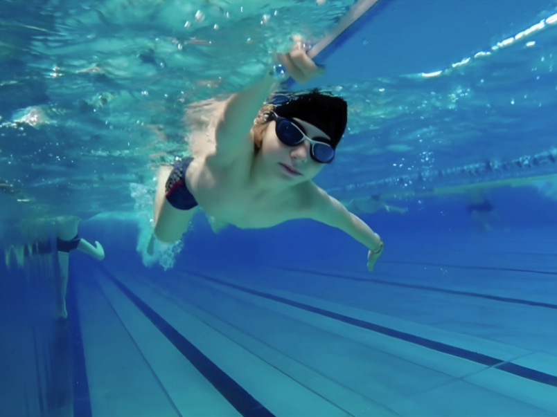 swim uder water